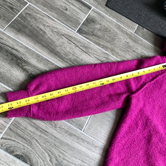 FREE PEOPLE - LASSIE FUSCIA OVERSIZED PULLOVER SWEATER - Size Small - Picture 9 of 13